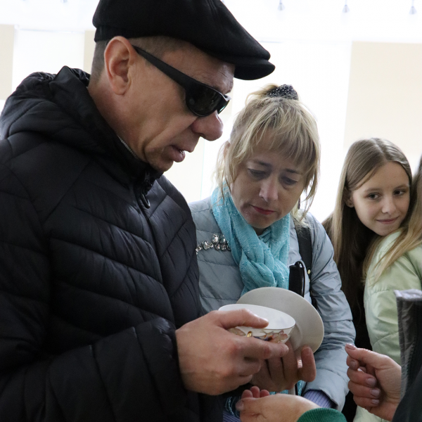 На виставці «Мистецтво для всіх. Порцеляна» відбулася екскурсія для людей з порушеннями зору