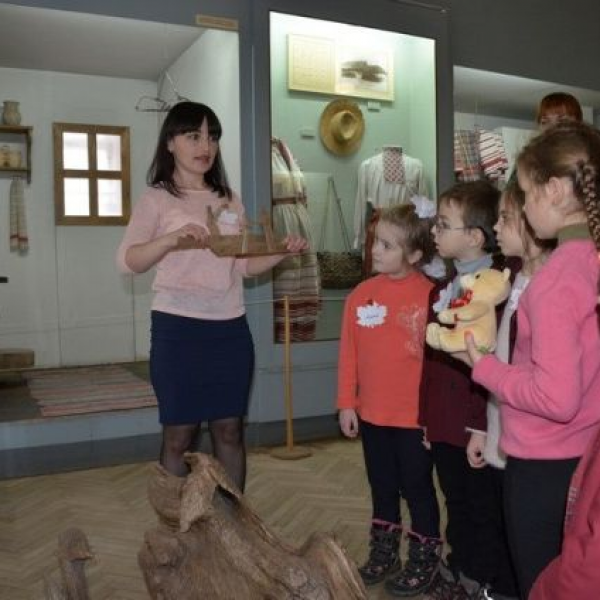109 - 600 - Інтерактивна екскурсія «Мандруємо століттями: дитяча народна іграшка».